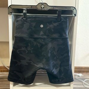 Lululemon Camo Biker shorts! Size 4, 6 inch length.